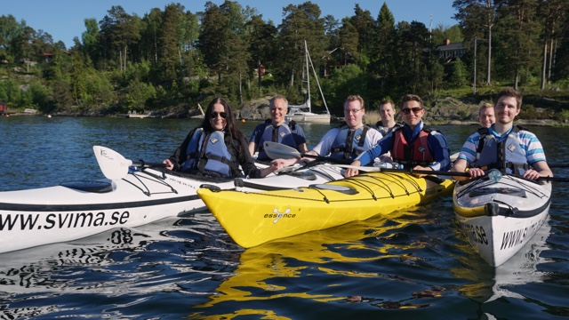 Recommit paddlar kajak i Djurönäset